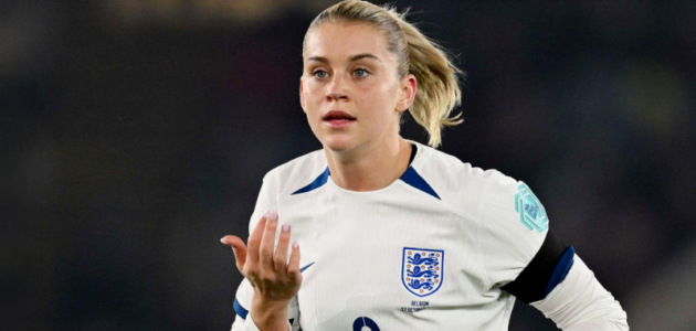 أليسيا روسو تتوج مرة أخرى: جائزة أفضل لاعبة محلية في الدوري الإنجليزي تكشف عن سحرها المستمر