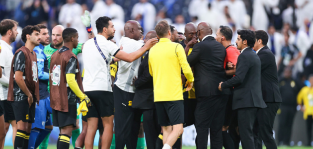 الانضباط في الاتحاد السعودي يفرض غرامة 100 000 ريال على الاتحاد بعد رمي الجماهير عبوات مياه