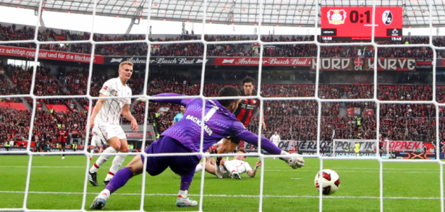ليفركوزن يسطع في قلب الطاولة: ثنائي مازة-شيك يحقق الفوز على فرايبورج 2-1