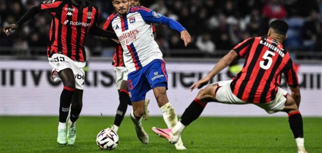 صدم الدوري الفرنسي: محمد عبد المنعم يسبب إيقاف كيتو ناكامورا في مباراة نيس-ليون